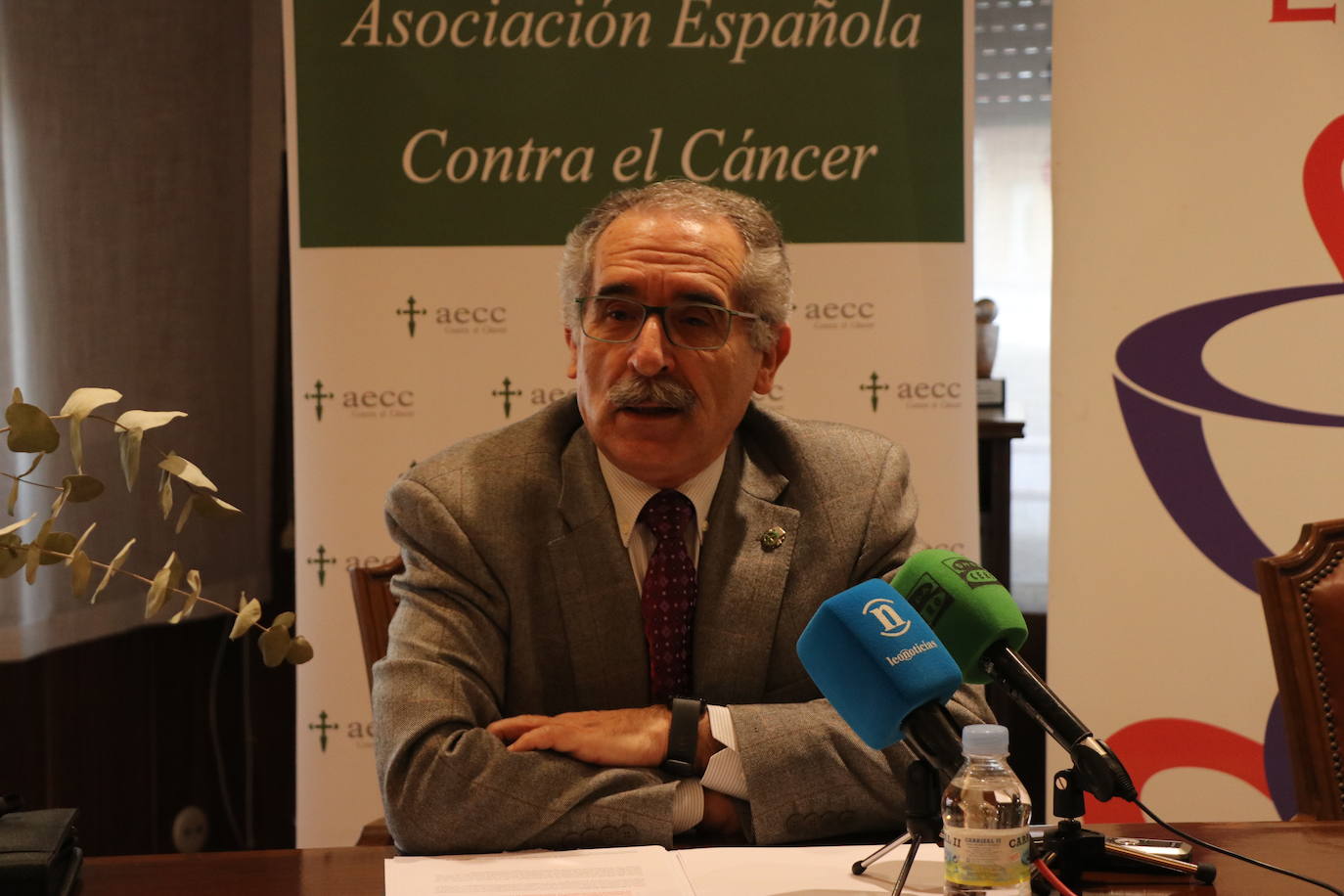 El Colegio Oficial de Farmacéuticos y la Asociación Española contra el Cáncer en León firman un convenio para que los 323 puntos farmacéuticos de la provincia informen y conciencien sobre los 12 factores del código europeo contra el cáncer.