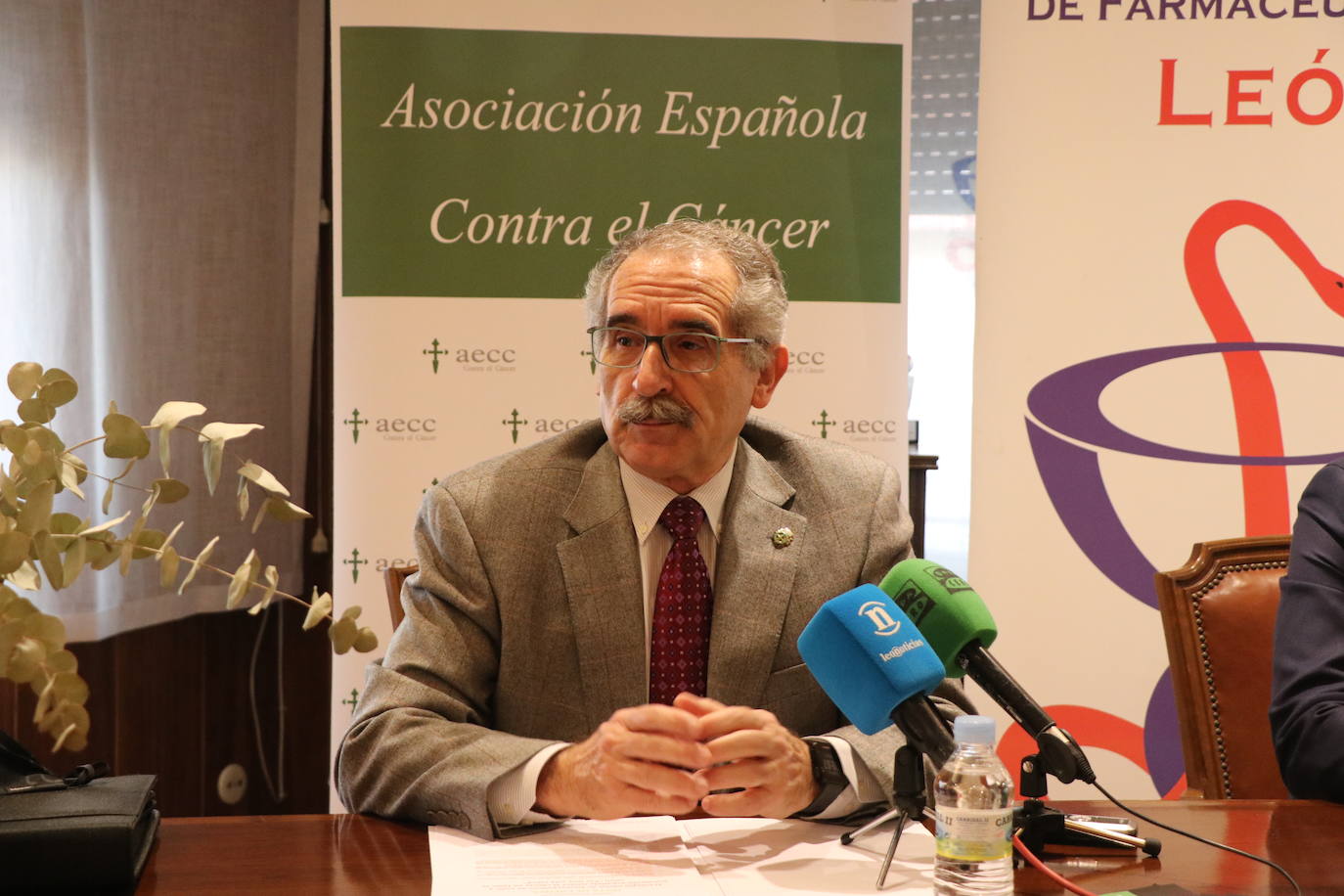 El Colegio Oficial de Farmacéuticos y la Asociación Española contra el Cáncer en León firman un convenio para que los 323 puntos farmacéuticos de la provincia informen y conciencien sobre los 12 factores del código europeo contra el cáncer.