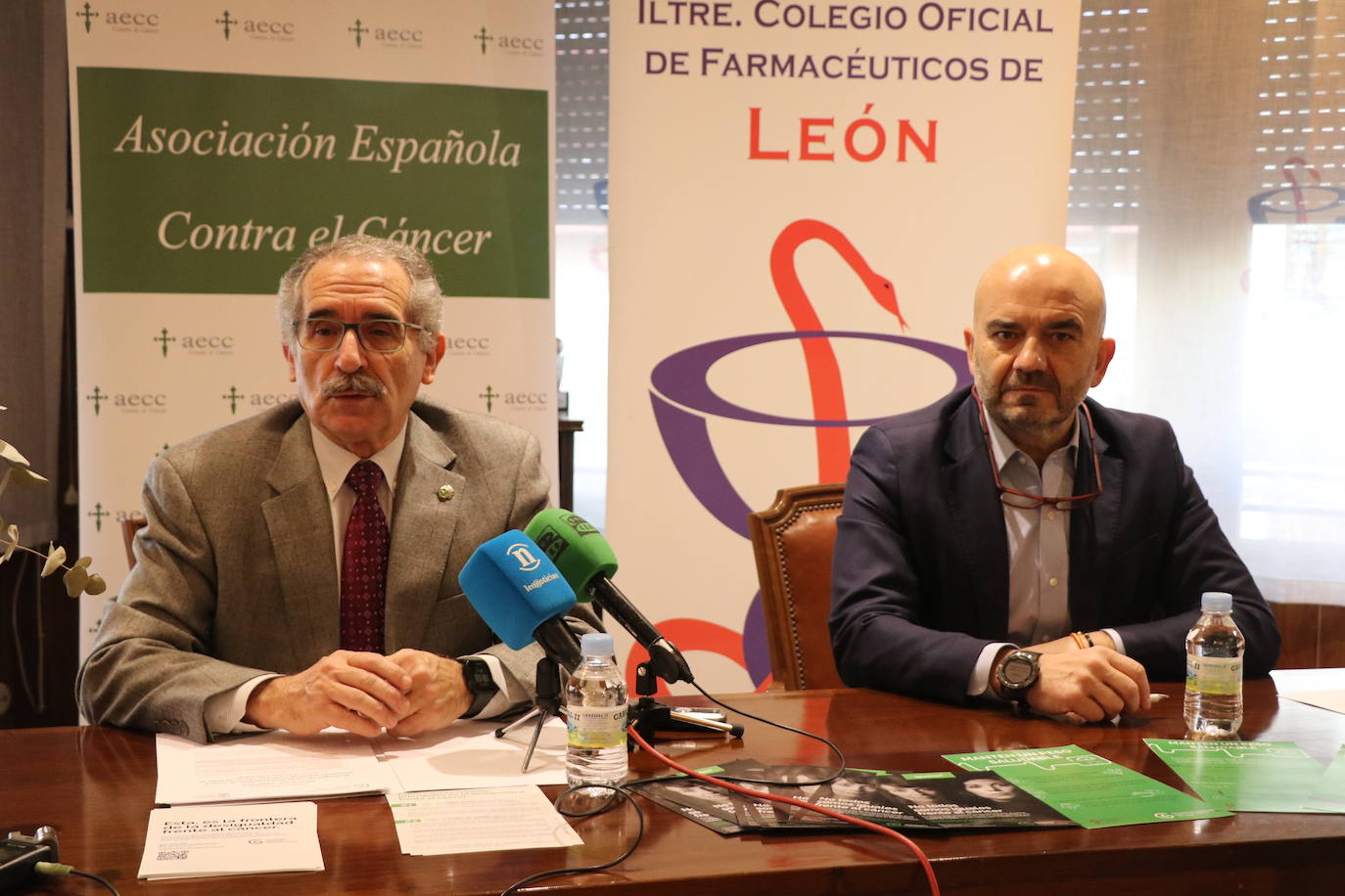 El Colegio Oficial de Farmacéuticos y la Asociación Española contra el Cáncer en León firman un convenio para que los 323 puntos farmacéuticos de la provincia informen y conciencien sobre los 12 factores del código europeo contra el cáncer.