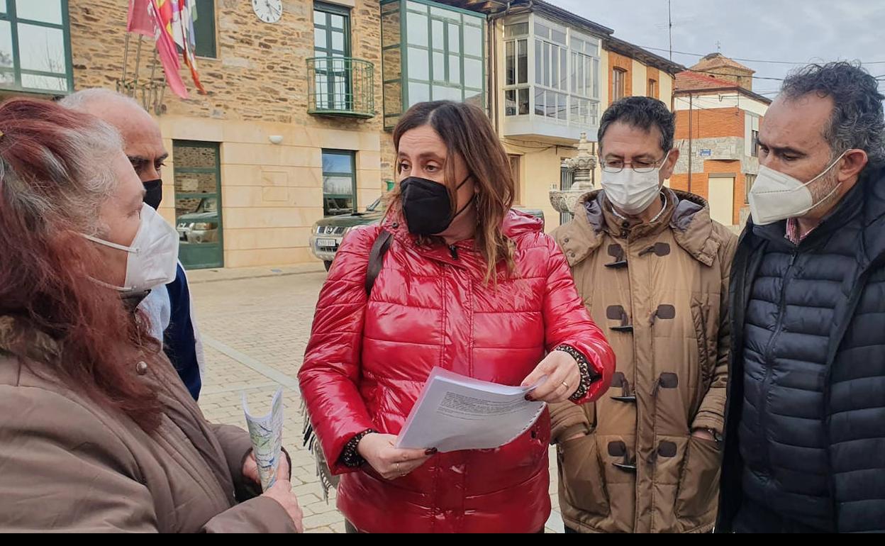 Representantes del PSOE visitan a representantes de la Alta Valduerna para conocer las porblemáticas sobre los macroparques fotovoltaicos.