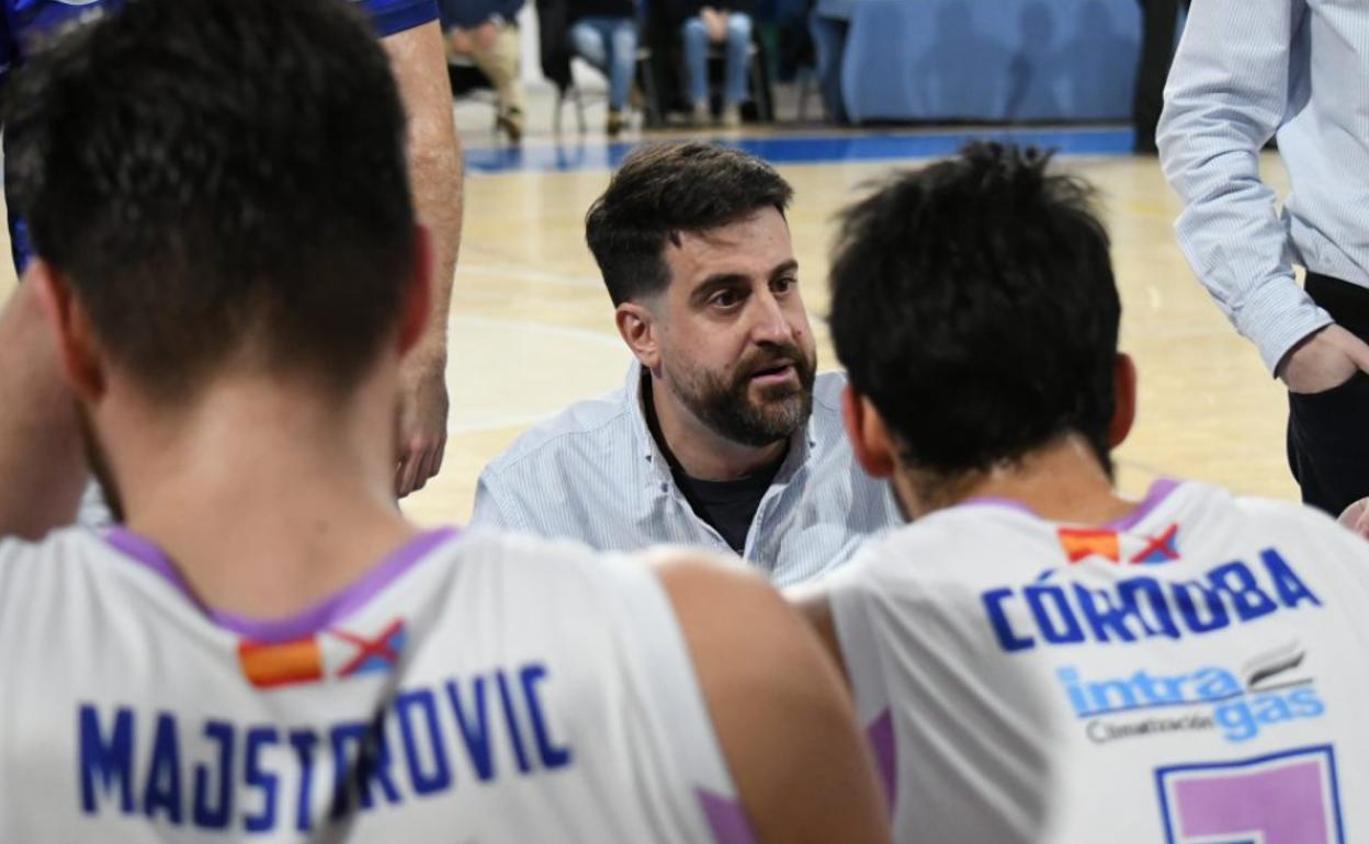 David Barrio da instrucciones a sus jugadores del Ciudad de Ponferrada.