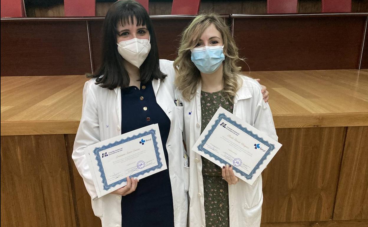 Las ganadoras, Cristiana Sieiro y Paula García, durante la entrega de premios. 