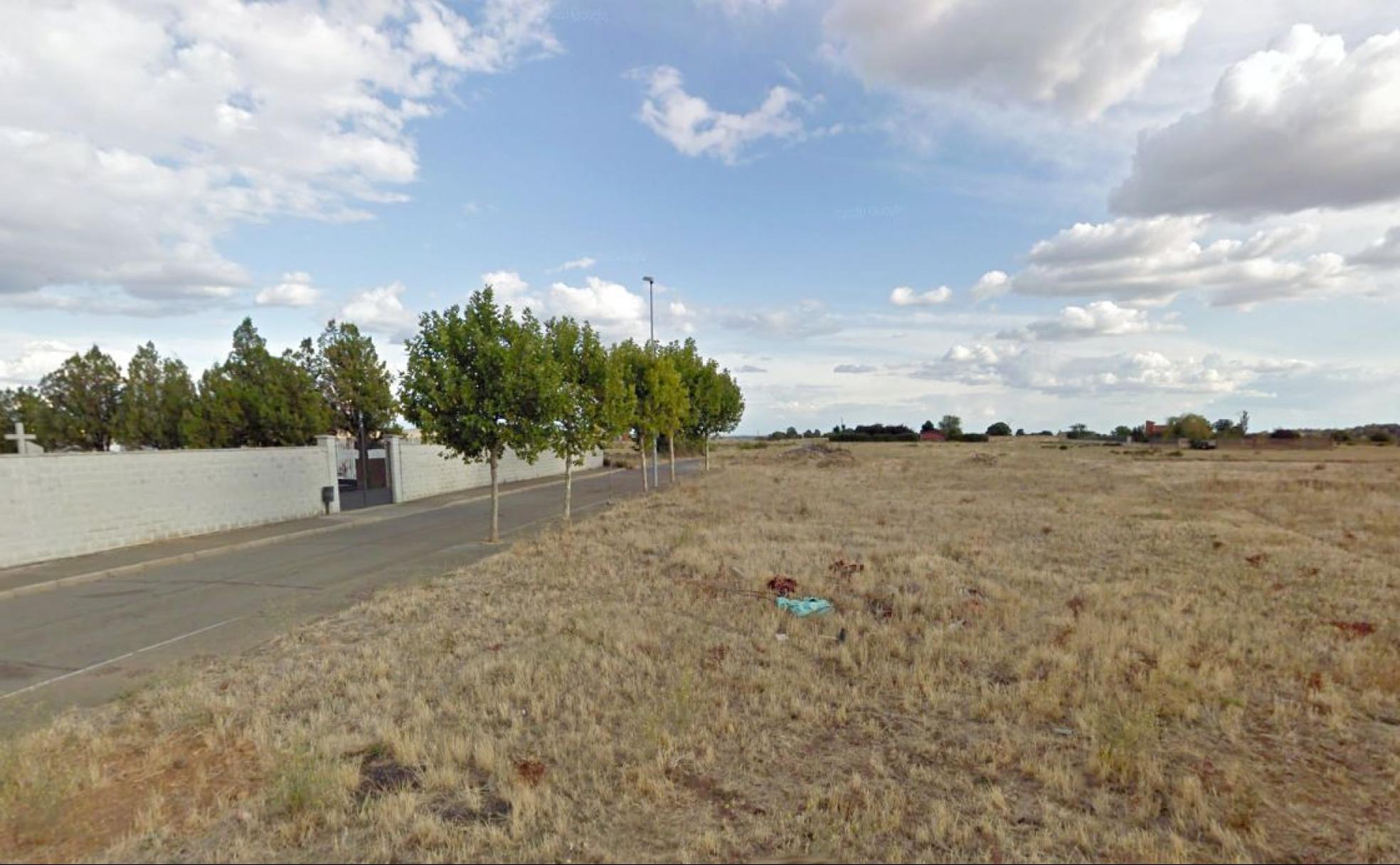 Imagen del área urbana a la que afecta la ampliación del parque tecnológico de León en el sur de la pedanía de Oteruelo. En la imagen, el cementerio de la pedanía, que será rodeado por el parque industrial. 