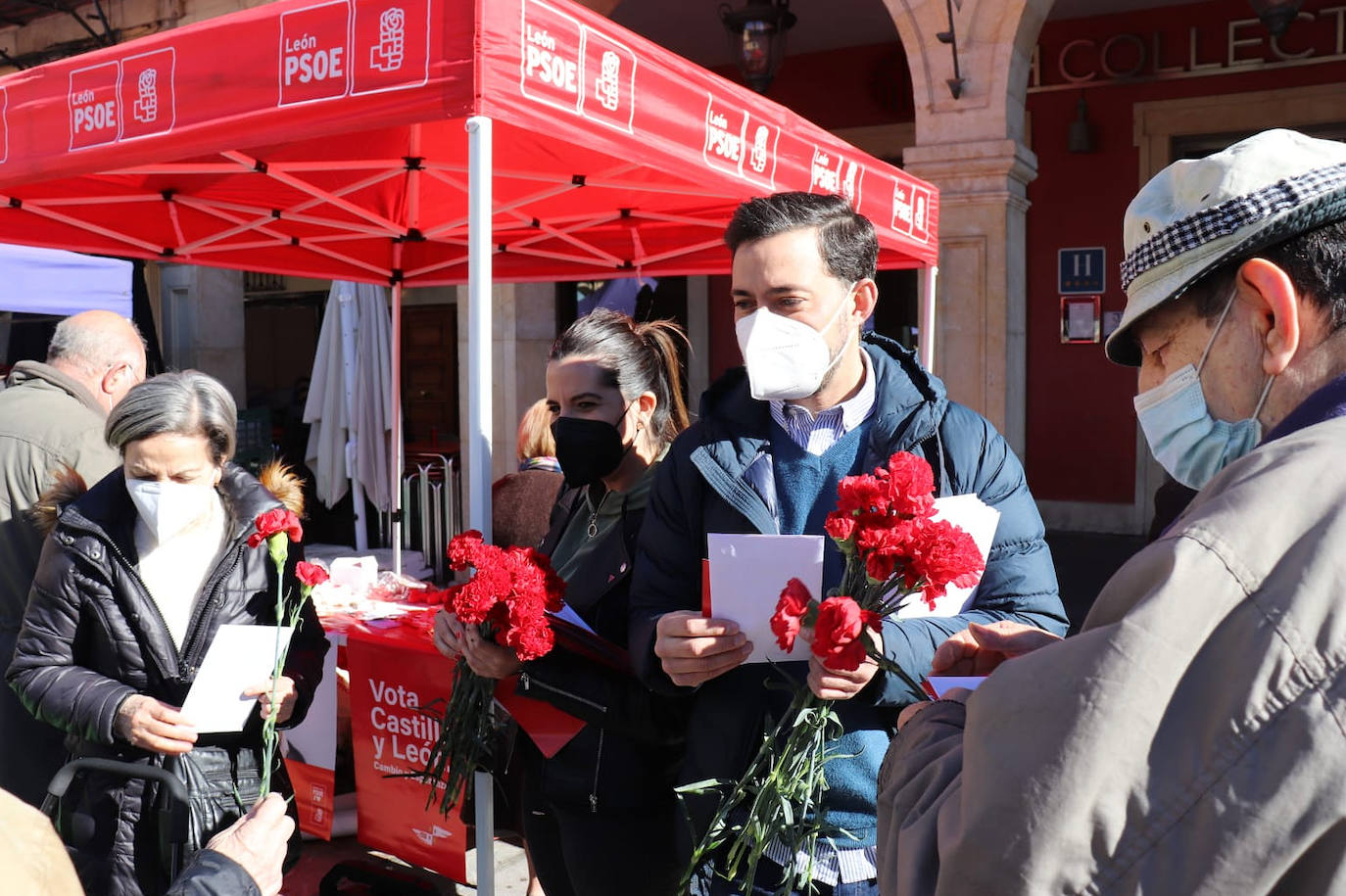 Fotos: El PSOE hace campaña en la Plaza Mayor de León