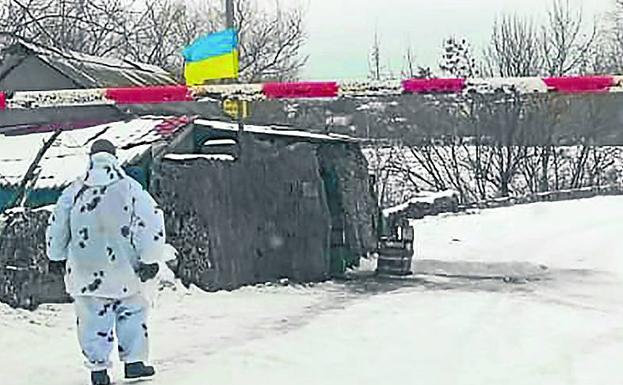 Un soldado ucraniano, en un control cerca de la línea del frente.