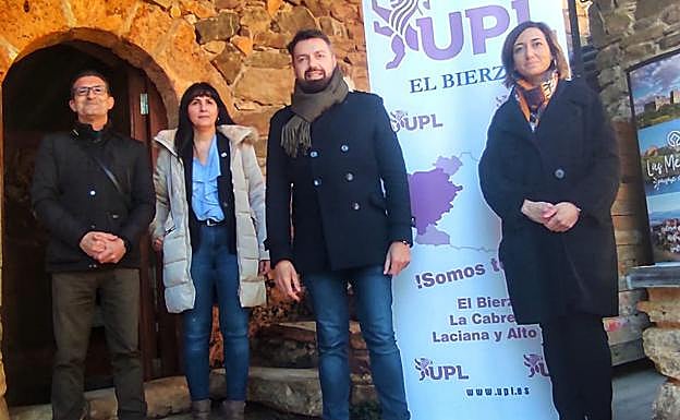 Representantes de la UPL en su visita al Castillo de Cornatel.