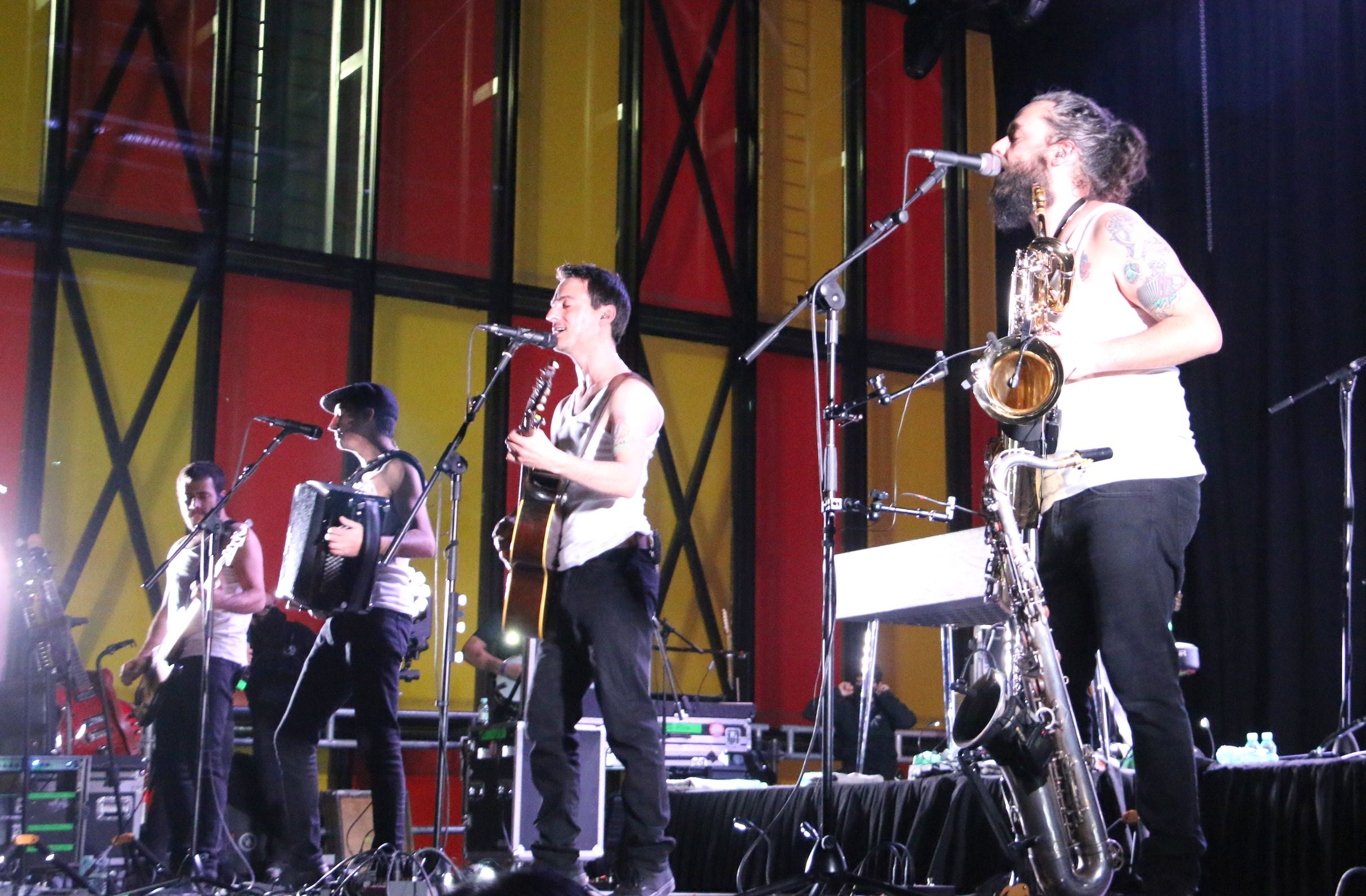 La Maravillosa Orquesta del Alcohol ofreció un concierto para cerca de 2.000 personas en el Palacio de Exposiones de la capital leonesa.