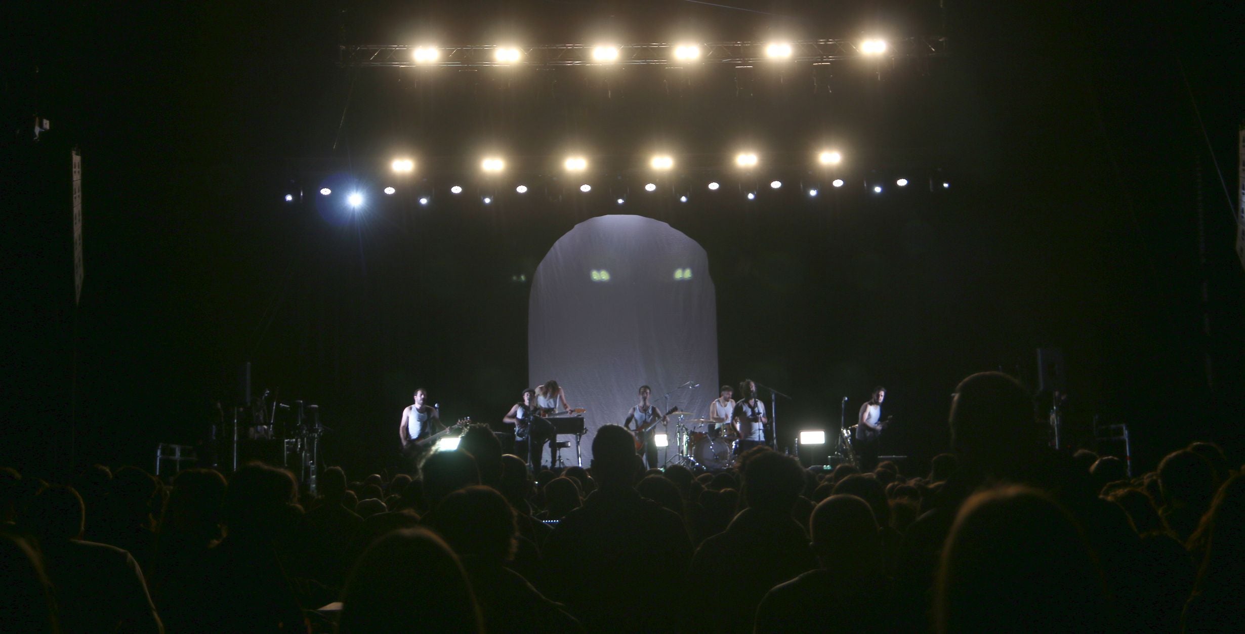 La Maravillosa Orquesta del Alcohol ofreció un concierto para cerca de 2.000 personas en el Palacio de Exposiones de la capital leonesa.