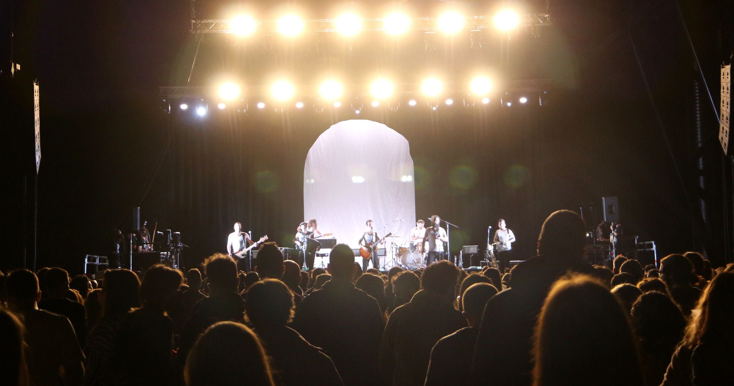 La Maravillosa Orquesta del Alcohol ofreció un concierto para cerca de 2.000 personas en el Palacio de Exposiones de la capital leonesa.