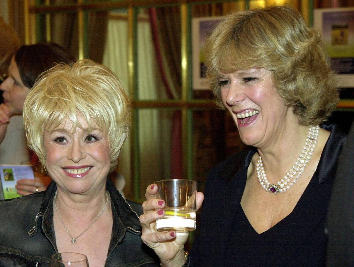 Camilla, junto a la actriz Barbara Windsor en 2002 