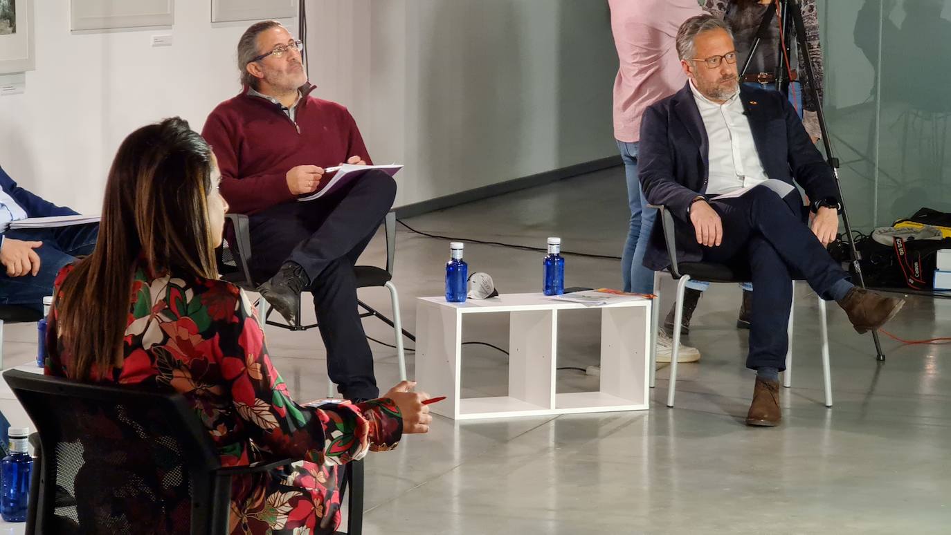 Los candidatos a las Cortes de Castilla y León por la provincia leonesa posan antes del inicio del debate de leonoticias. 