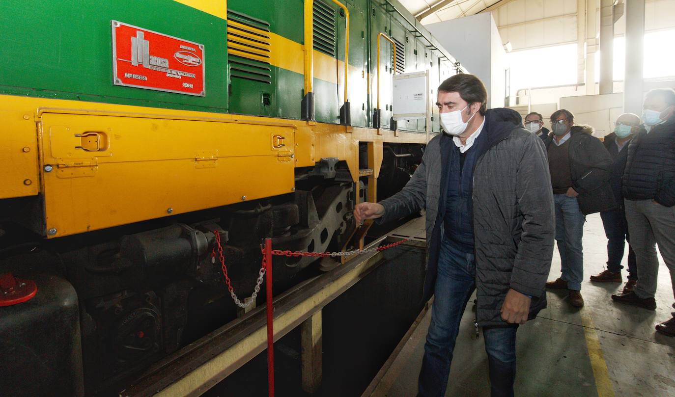 El cabeza de lista del PP por León, Juan Carlos Suárez-Quiñones (C), junto a los miembros de su candidatura, durante la visita a los talleres ferroviarios de Ponfeblino en Villablino.