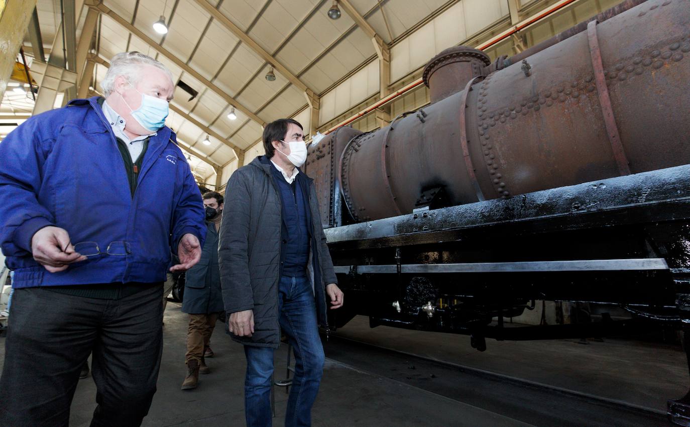 El cabeza de lista del PP por León, Juan Carlos Suárez-Quiñones (C), junto a los miembros de su candidatura, durante la visita a los talleres ferroviarios de Ponfeblino en Villablino.