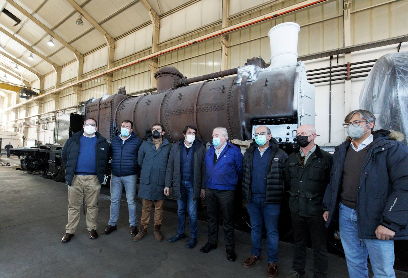 El cabeza de lista del PP por León, Juan Carlos Suárez-Quiñones (C), junto a los miembros de su candidatura, durante la visita a los talleres ferroviarios de Ponfeblino en Villablino.