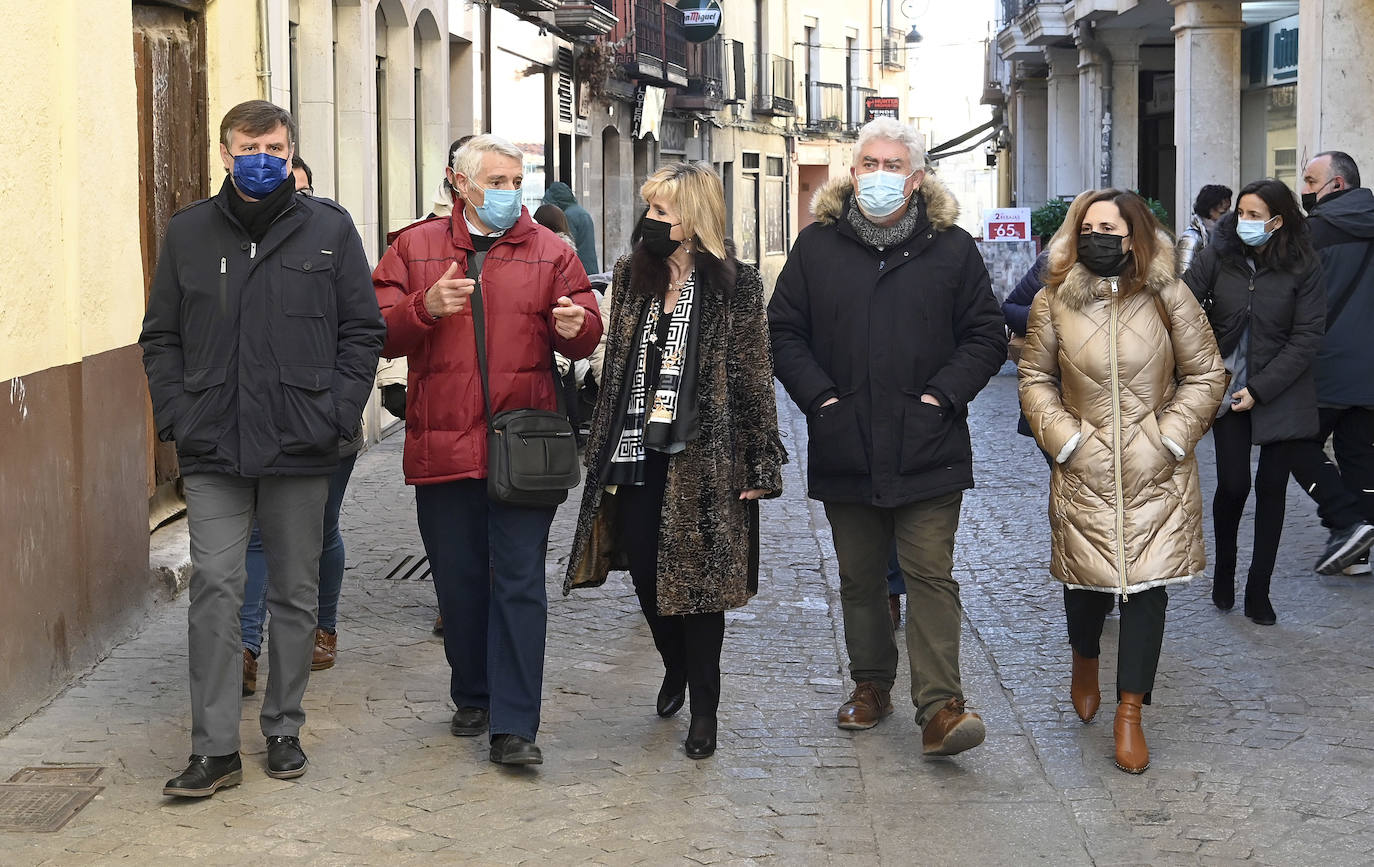 La exconsejera de Sanidad visita Aranda de Duero para hablar sobre el futuro sanitario de la Ribera.