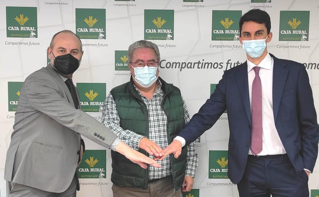 Firma del acuerdo entre Caja Rural y la Federación de Lucha Leonesa.