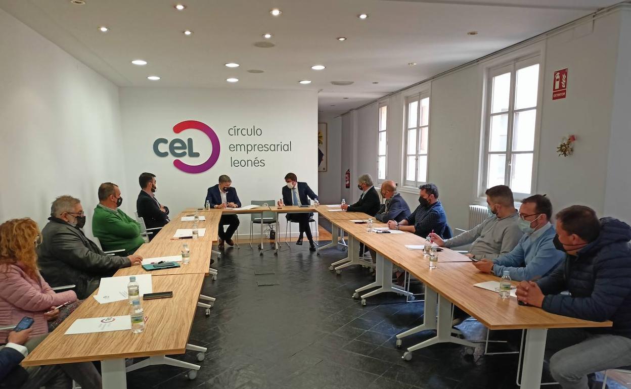 Encuentro entre representantes del CEL y la candidatura del PP a las Cortes por León.