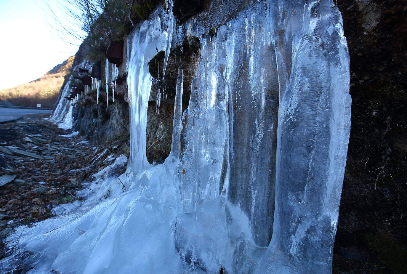 ascadas de hielo junto a la carretera CL-631 entre Ponferrada y Villablino (León), debido a las bajas temperaturas.