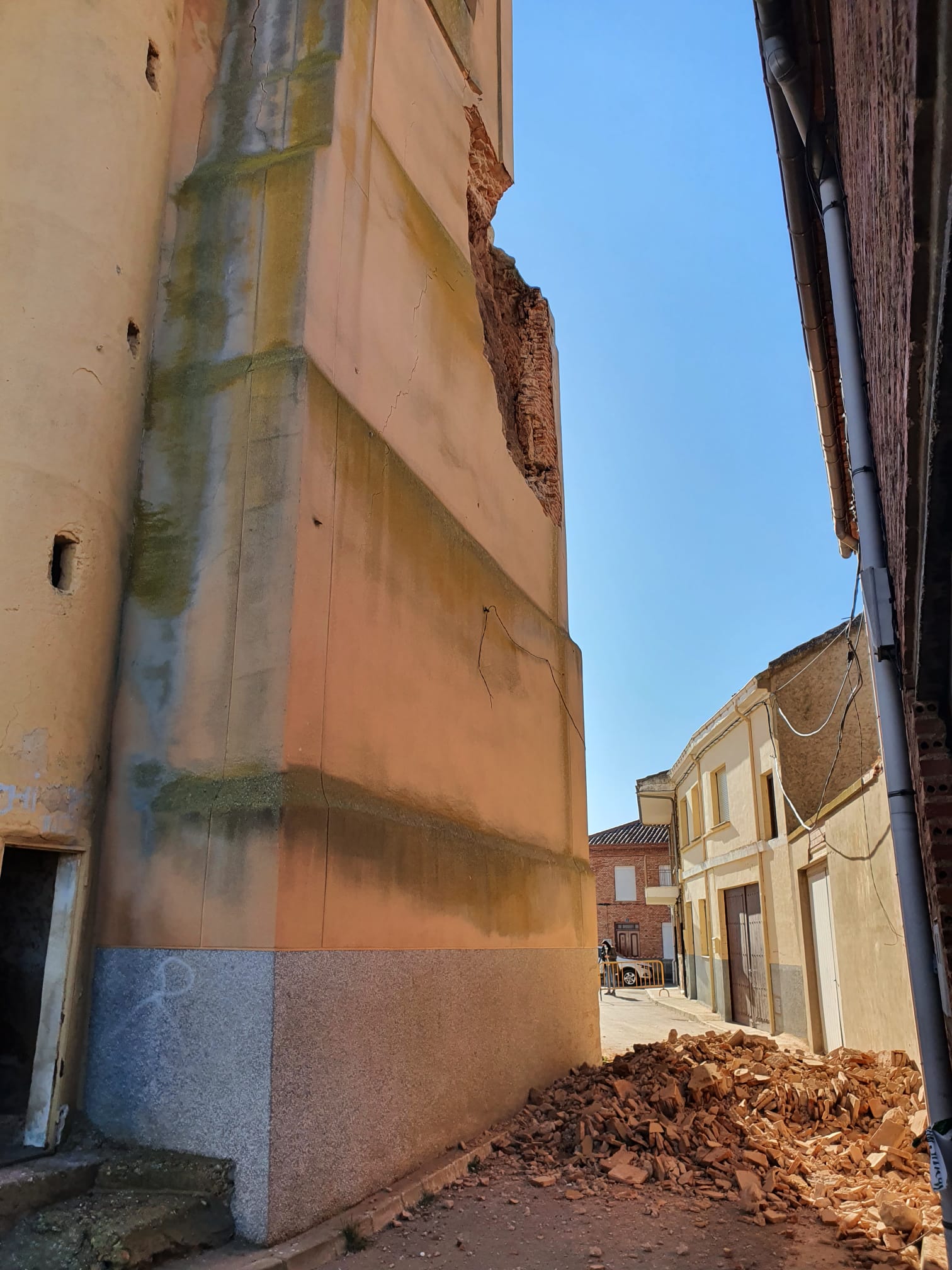 Estado actual de la torre de la Iglesia de Úrdiales de Páramo.