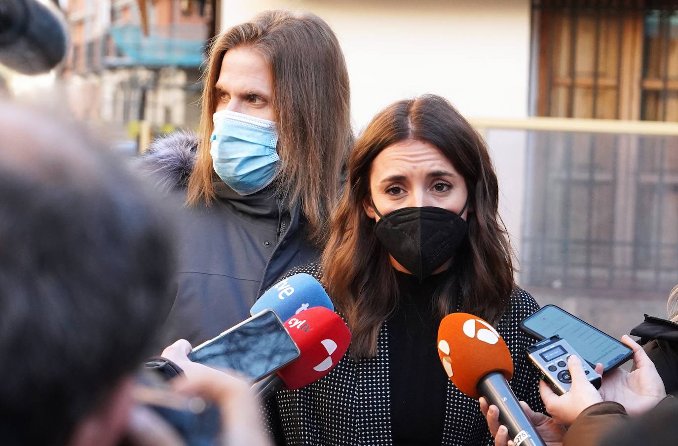 La ministra de Igualdad, Irene Montero; el portavoz de Podemos y candidato a la presidencia de Castilla y León, Pablo Fernández, y la cabeza de lista por Valladolid María Sánchez se reúnen con colectivos en defensa de la Sanidad Pública y de Salud Mental en Valladolid.