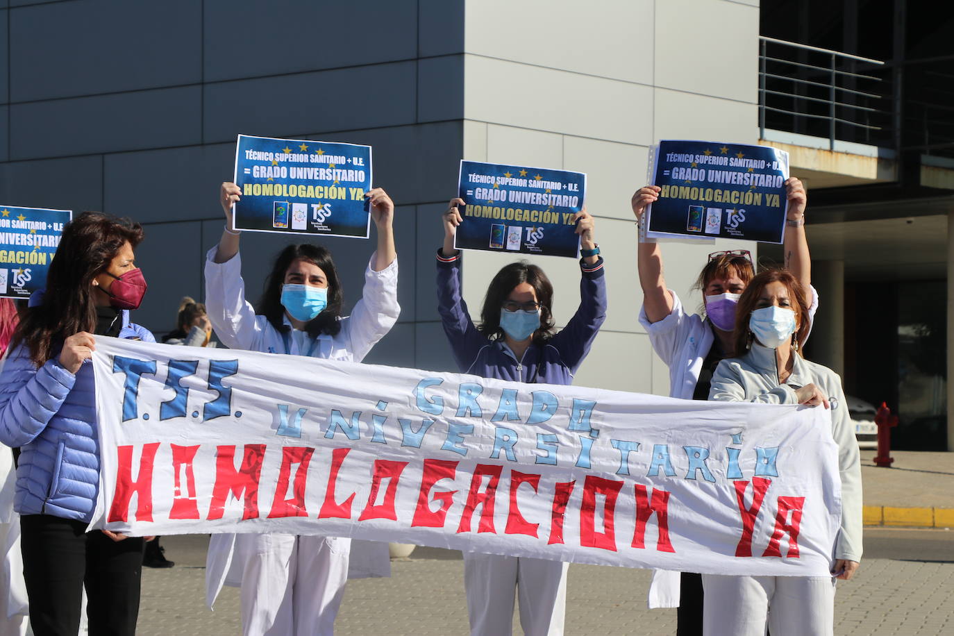 Denuncian frente al Hospital de León que España es el único país del mundo que no tiene una titulación unviersitaria para técnicos superiores en imagen para el diagnóstico, y radioterapia y dosimetría | El próximo 5 de marzo se manifestarán frente al ministerio de Sanidad.