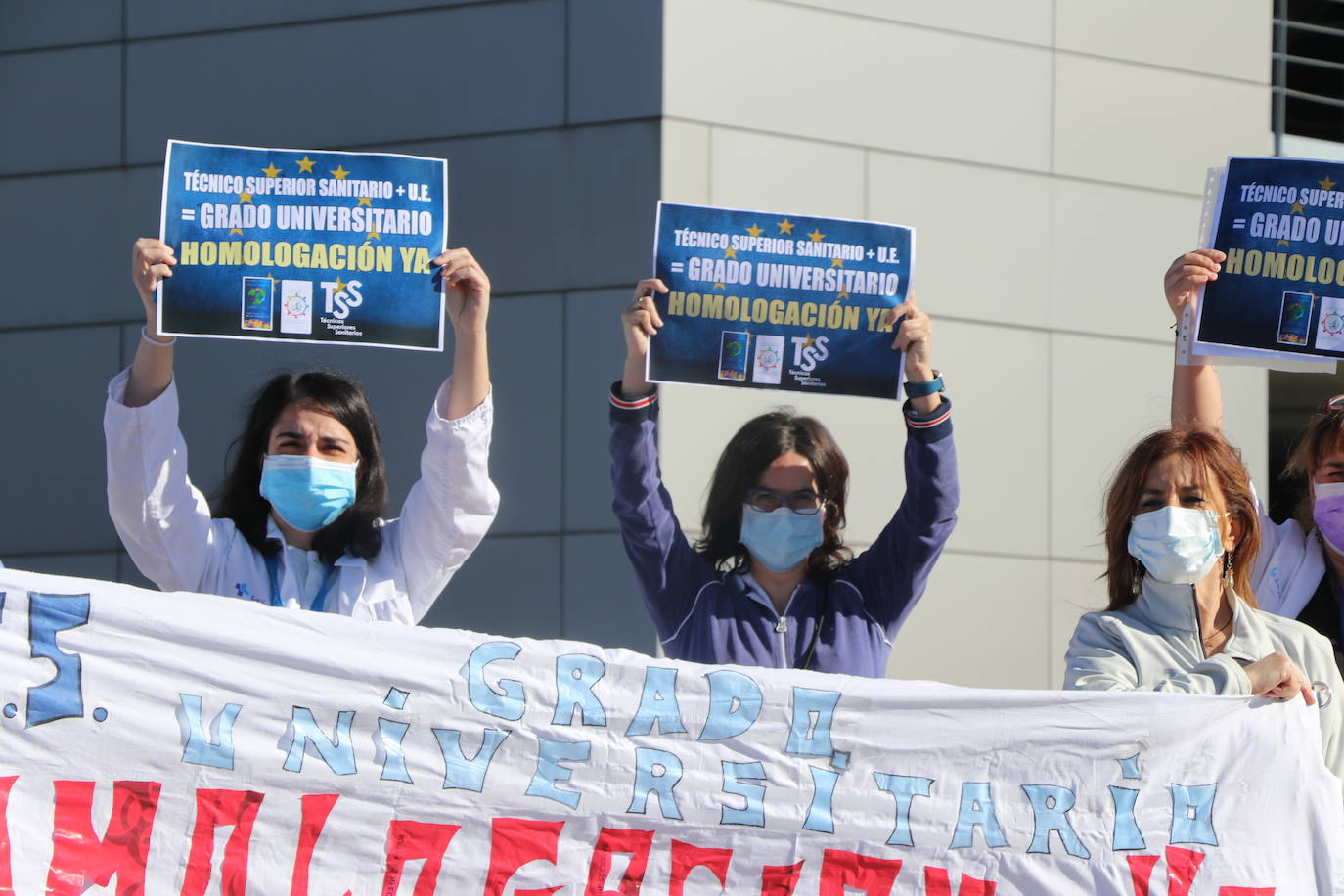 Denuncian frente al Hospital de León que España es el único país del mundo que no tiene una titulación unviersitaria para técnicos superiores en imagen para el diagnóstico, y radioterapia y dosimetría | El próximo 5 de marzo se manifestarán frente al ministerio de Sanidad.