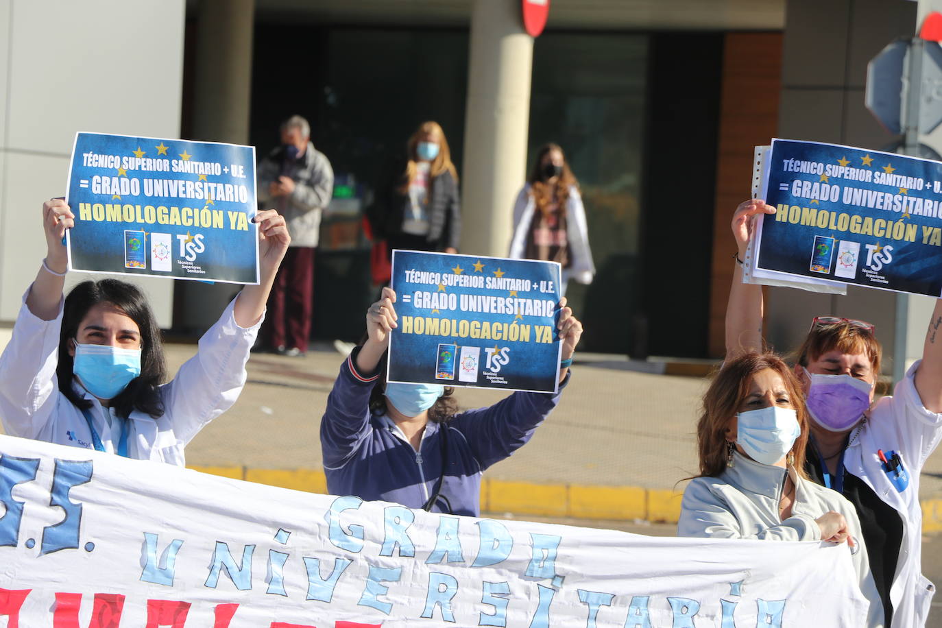 Denuncian frente al Hospital de León que España es el único país del mundo que no tiene una titulación unviersitaria para técnicos superiores en imagen para el diagnóstico, y radioterapia y dosimetría | El próximo 5 de marzo se manifestarán frente al ministerio de Sanidad.