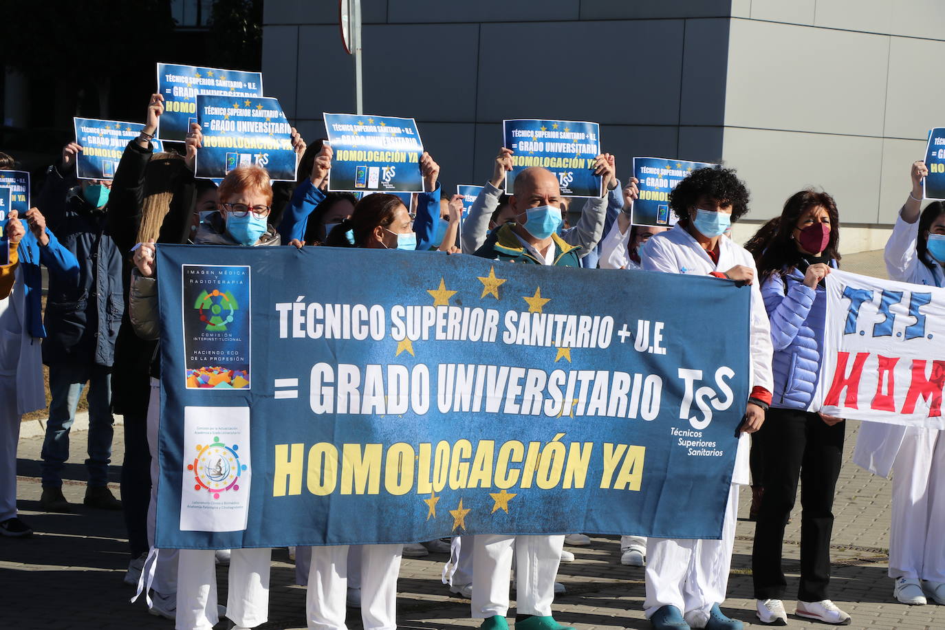 Denuncian frente al Hospital de León que España es el único país del mundo que no tiene una titulación unviersitaria para técnicos superiores en imagen para el diagnóstico, y radioterapia y dosimetría | El próximo 5 de marzo se manifestarán frente al ministerio de Sanidad.