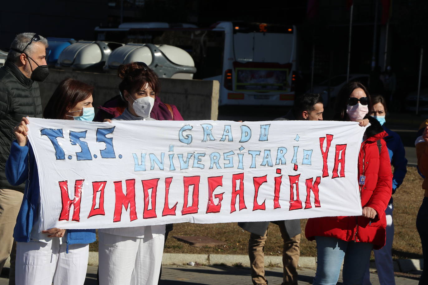 Denuncian frente al Hospital de León que España es el único país del mundo que no tiene una titulación unviersitaria para técnicos superiores en imagen para el diagnóstico, y radioterapia y dosimetría | El próximo 5 de marzo se manifestarán frente al ministerio de Sanidad.