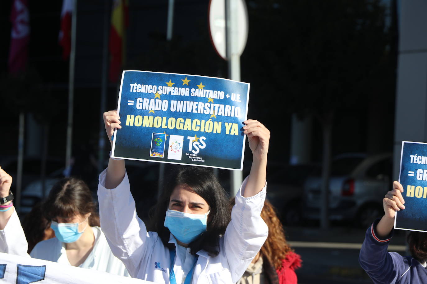 Denuncian frente al Hospital de León que España es el único país del mundo que no tiene una titulación unviersitaria para técnicos superiores en imagen para el diagnóstico, y radioterapia y dosimetría | El próximo 5 de marzo se manifestarán frente al ministerio de Sanidad.