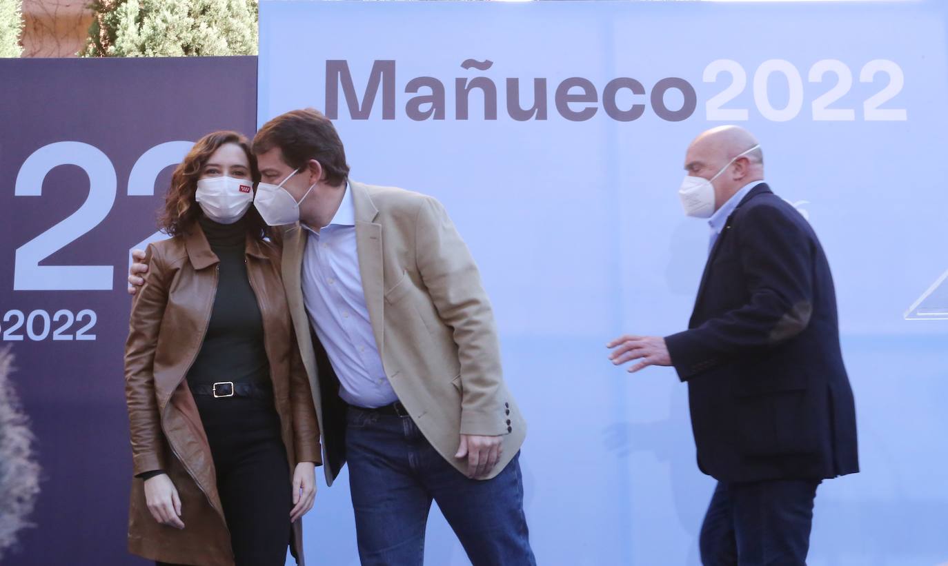 El candidato del PP de Castilla y León a las elecciones autonómicas del 13 de febrero, Alfonso Fernández Mañueco, participa en un acto público en Valladolid junto a la presidenta de la Comunidad de Madrid, Isabel Díaz Ayuso.