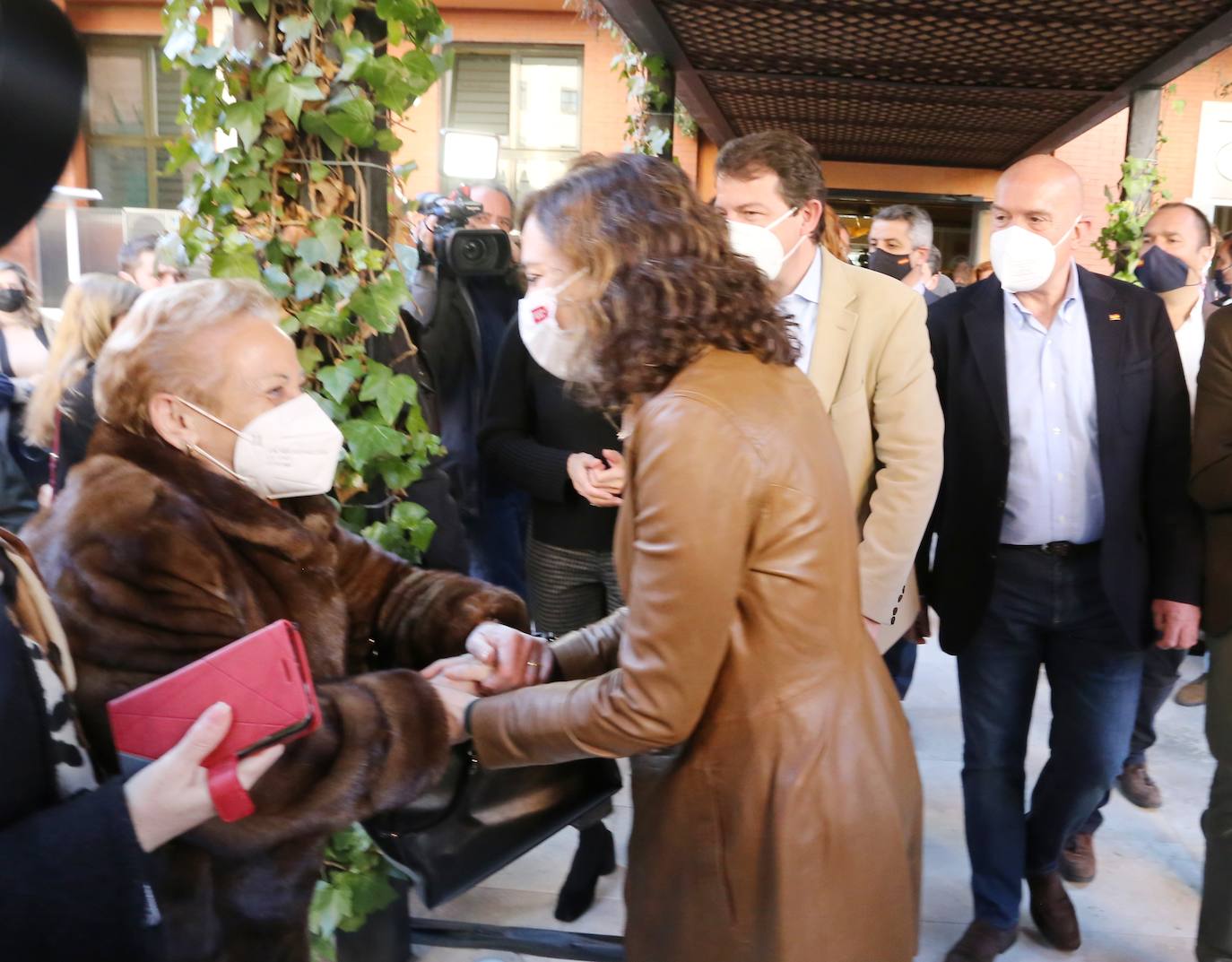 El candidato del PP de Castilla y León a las elecciones autonómicas del 13 de febrero, Alfonso Fernández Mañueco, participa en un acto público en Valladolid junto a la presidenta de la Comunidad de Madrid, Isabel Díaz Ayuso.