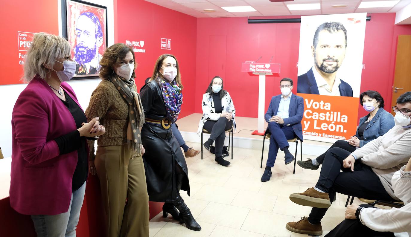 La presidenta de la Comisión de Igualdad del Congreso de los Diputados y ex vecipresidenta primera del Gobierno de España, Carmen Calvo, mantiene un encuentro con mujeres representativas de la sociedad salmantina.