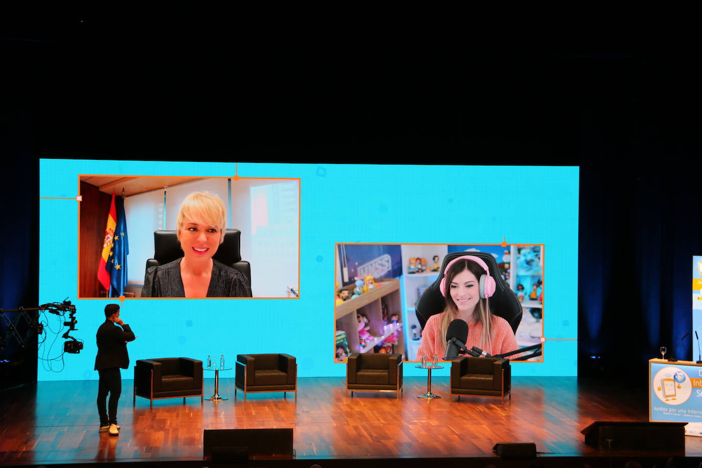 Carme Artigas y la 'streamer' Cristinini, en el Auditorio Ciudad de León de forma telemática.