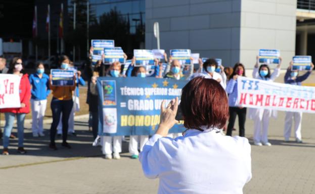 Galería. Los técnicos superiores se cocnentran frente al Hospital de León.