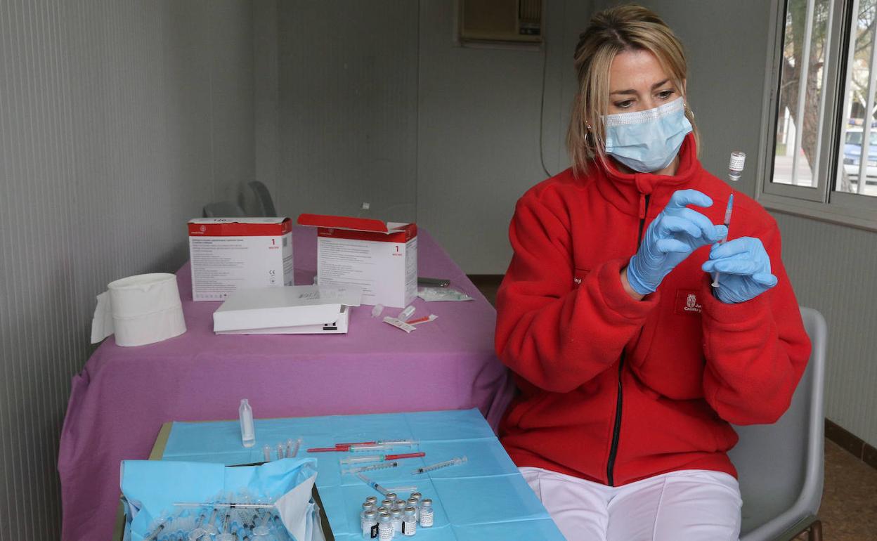 Una enfermera prepara las dosis para la vacunación.