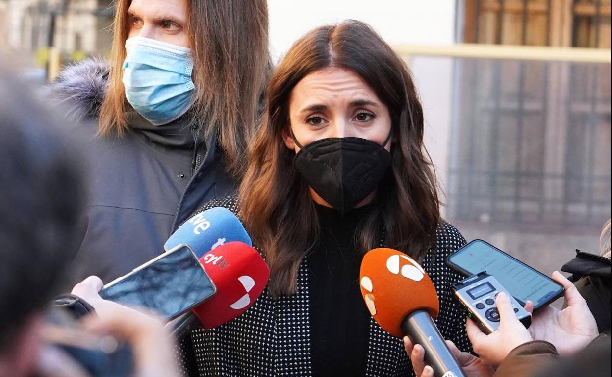 La ministra de Igualdad, Irene Montero; el portavoz de Podemos y candidato a la presidencia de Castilla y León, Pablo Fernández, y la cabeza de lista por Valladolid María Sánchez se reúnen con colectivos en defensa de la Sanidad Pública y de Salud Mental en Valladolid..