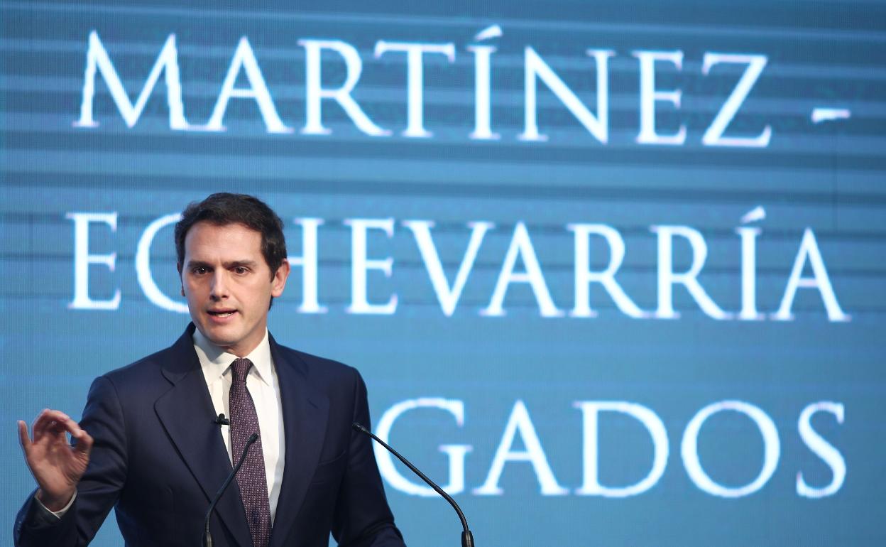 El expresidente de Ciudadanos, Albert Rivera, durante la rueda de prensa que ha ofrecido a los medios tras el anuncio de su fichaje por el despacho de abogados Martínez Echevarría.