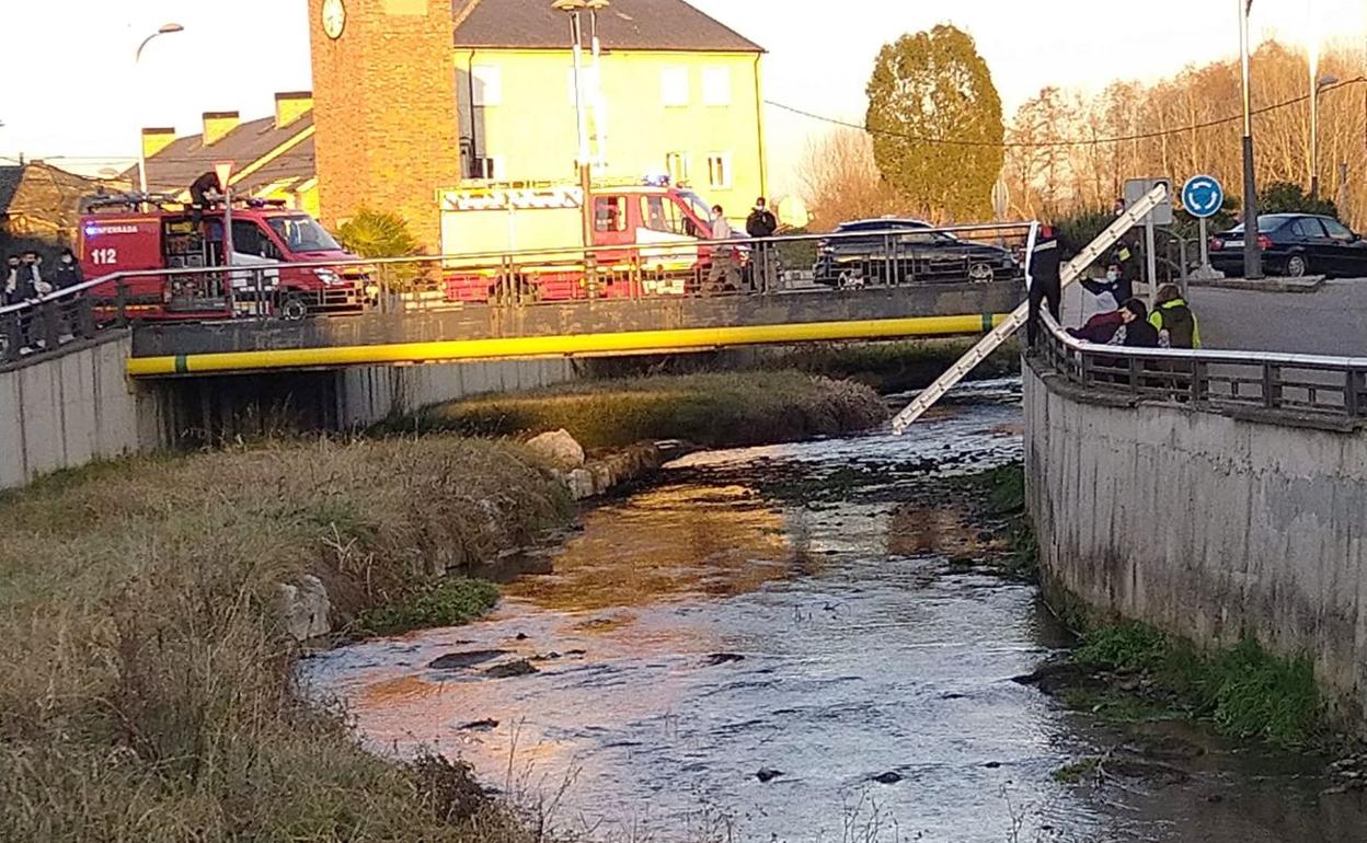 Imagen del lugar en el que se procedió al rescate del hombre que se había precipitado al arroyo. 