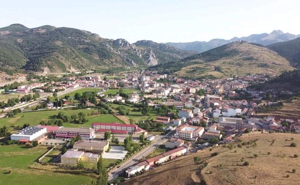 ista aérea del Cistierna en la que se puede apreciar pare de la montaña oriental leonesa,.