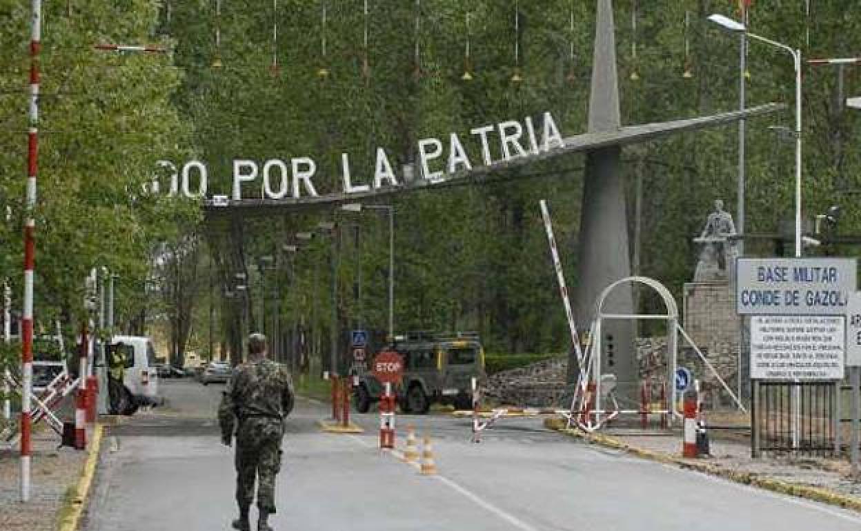 Acceso a la base militar Conde de Gazola, que pasraá ser zona de interés para la Defensa Nacional.