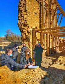 Imagen secundaria 2 - Ester Muñoz visita las obras de consolidación de los muros.