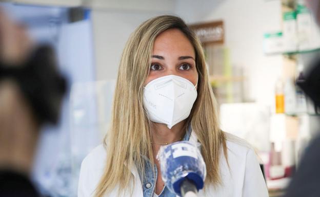 El uso de mascarillas desaparece en los exteriores pero sigue vigente en interiores. 