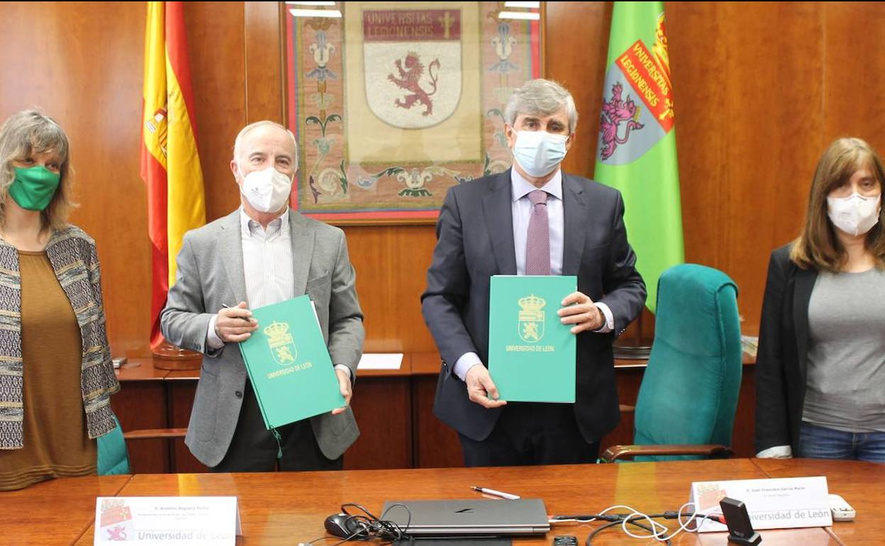 Firma del acuerdo de colaboración entre el rector de la Universidad de León y el presidente de la Asociación de Amigos del Camino de Santiago en León.