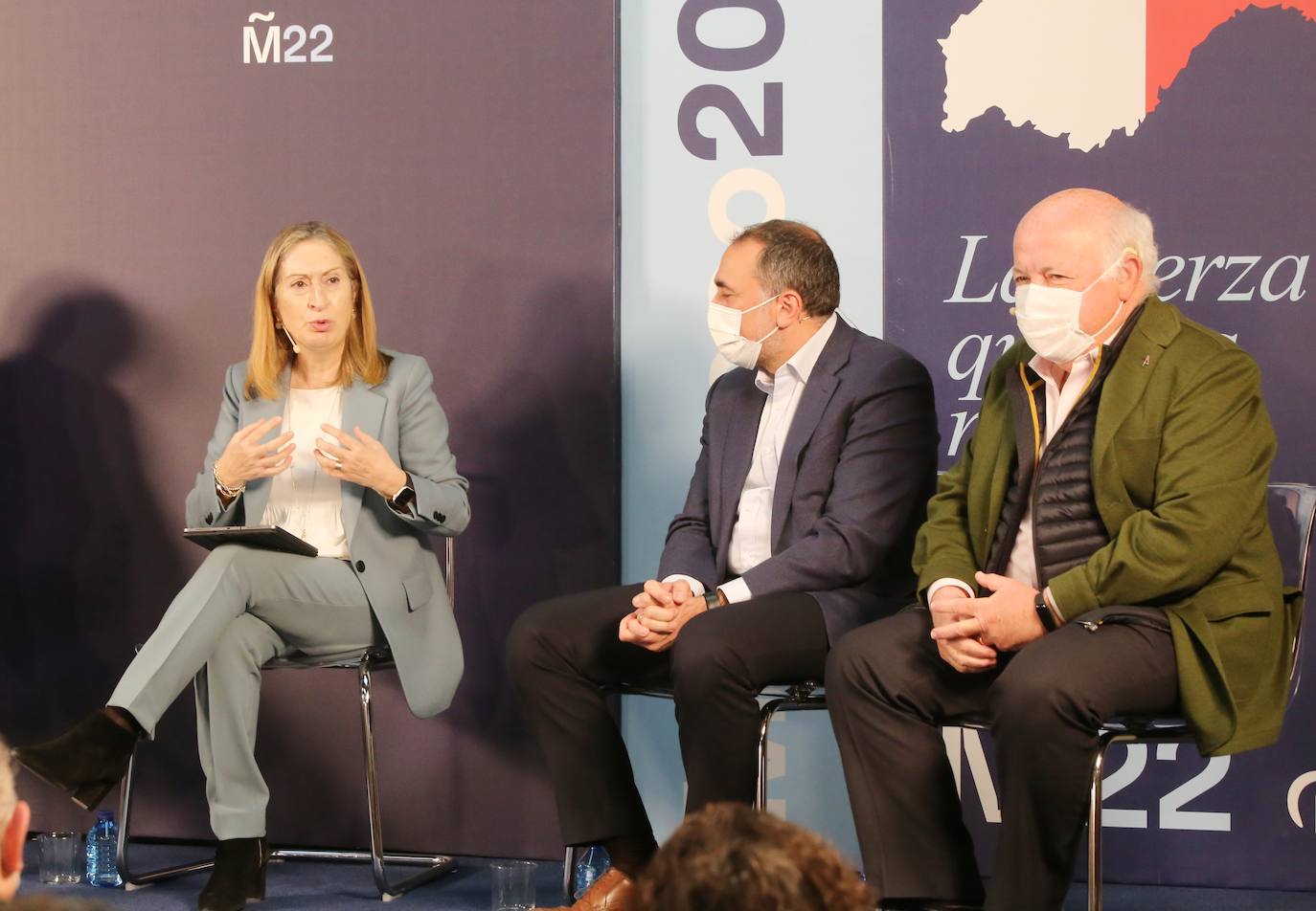 El candidato del PP de Castilla y León a las elecciones autonómicas, Alfonso Fernández Mañueco, participa junto a Ana Pastor en una mesa sobre modelo sanitario en Aranda de Duero