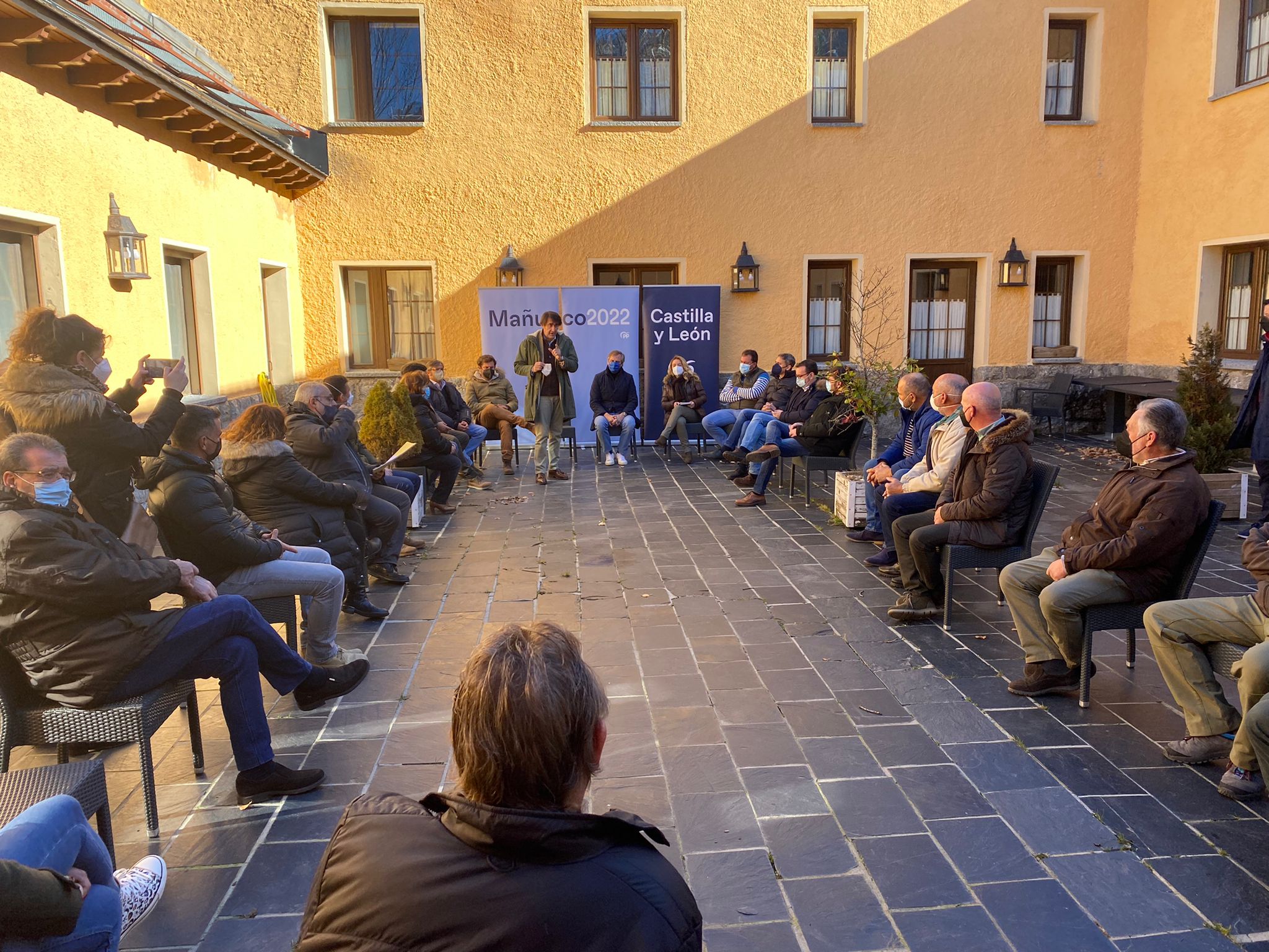 Juan Carlos Suárez-Quiñones, Teresa Mallada y Antonio G. Terol se han convertido este martes en los protagonistas de la campaña del PP. En la localidad de Lugueros han defendido las políticas populares. 