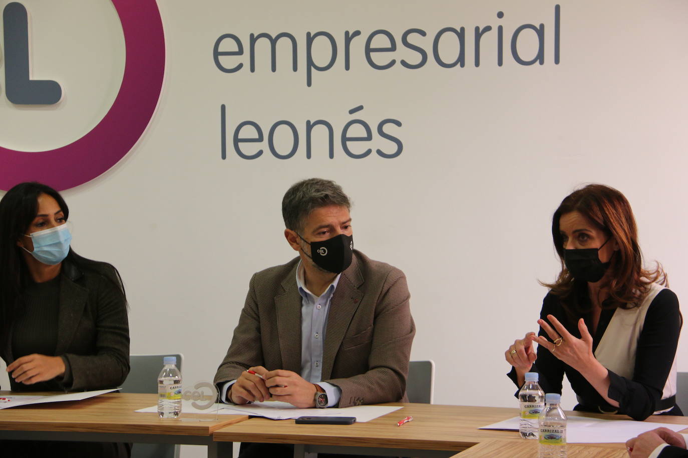 La vicealcaldesa de Madrid recorre las calles de la capital y visita la sede del CEL junto a los cargos de Ciudadanos.