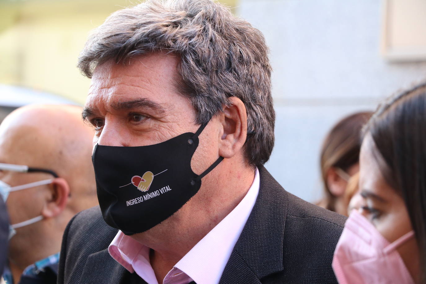 Javier Alfonso Cendón y Camino Cabañas acompañan al ministro Escrivá en su visita al Centro de Mayores de Trobajo del Camino