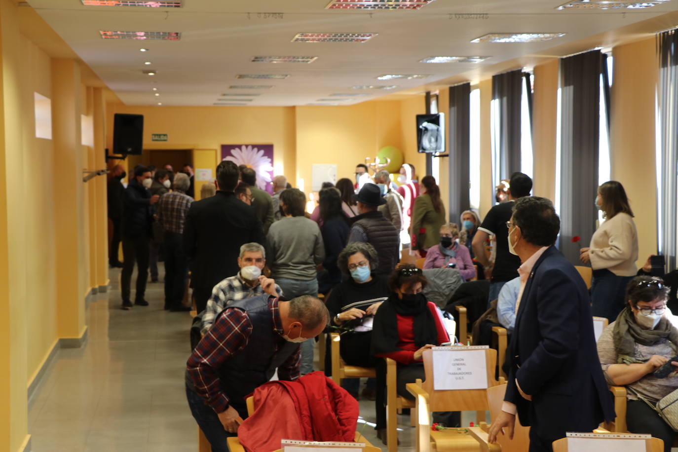 Javier Alfonso Cendón y Camino Cabañas acompañan al ministro Escrivá en su visita al Centro de Mayores de Trobajo del Camino
