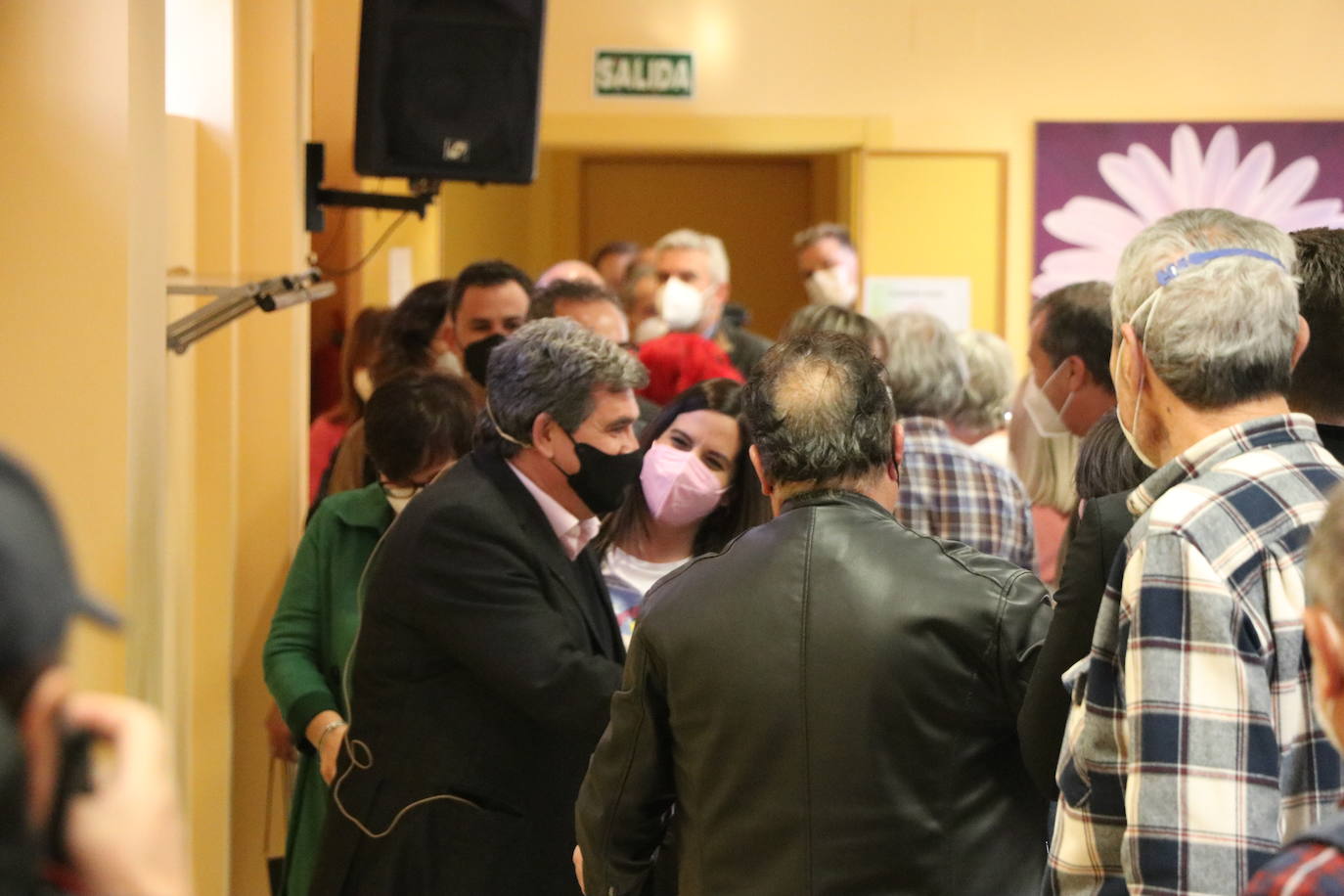 Javier Alfonso Cendón y Camino Cabañas acompañan al ministro Escrivá en su visita al Centro de Mayores de Trobajo del Camino